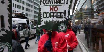 Más de 1.000 trabajadores de Starbucks se declaran en huelga en el “Día de la Copa Roja” de la empresa