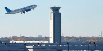 Más de 1.000 vuelos estadounidenses cancelados mientras continúa el estancamiento en la financiación gubernamental