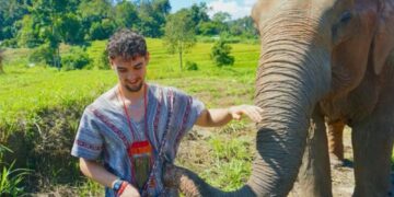 Me quedé cegado por una peligrosa tendencia en el lugar de vacaciones británico... mientras mi familia me ocultaba las horrorosas muertes de mis amigos en el hospital.