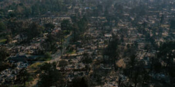 Una vista aérea de un barrio destruido por el fuego