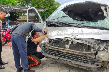 Momento de horror: un autobús fuera de control pasa por unos centímetros a un ciclista estacionado y se estrella contra un edificio