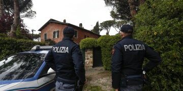 Momento de terror: hombres armados asaltan una iglesia matando a 2 en una transmisión en vivo mientras se escuchan disparos y los fieles salen corriendo para salvar sus vidas