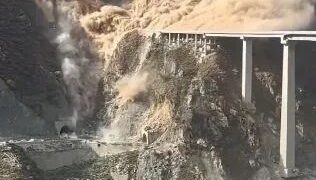 Momento de terror: un grupo de 'LOBOS robots' armados irrumpe en el campo de batalla mientras los robots lideran la gigantesca fuerza de invasión de Taiwán de China