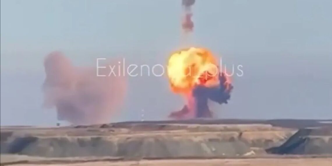 Momento en que la prueba de un misil ruso sale terriblemente mal cuando el cohete da vueltas y se estrella contra la tierra en una gran explosión