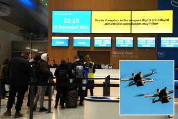 Momento impactante: dos pasajeros CORREN por la pista en un intento por tomar su vuelo perdido de Wizz Air desde el punto de acceso de la ciudad