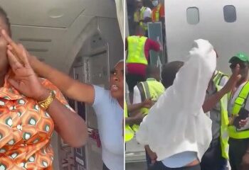 Momento impactante en las redes sociales protagonizan BRAWL en un violento golpe mientras abordan un vuelo mientras los pasajeros intentan separarlo