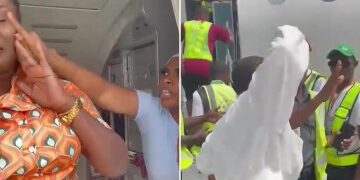 Momento impactante en las redes sociales protagonizan BRAWL en un violento golpe mientras abordan un vuelo mientras los pasajeros intentan separarlo