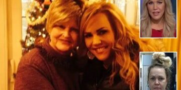 Momento impactante: la antigua torre de Roma SE COLAPSA frente a turistas aterrorizados cerca del Coliseo, dejando a uno atrapado entre los escombros