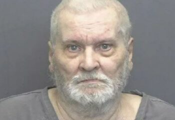 Momento impactante: la moll del gángster le entrega al capo encarcelado un arma afuera de la corte antes de que se lance descaradamente a escapar a la luz del día.