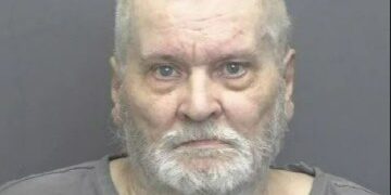 Momento impactante: la moll del gángster le entrega al capo encarcelado un arma afuera de la corte antes de que se lance descaradamente a escapar a la luz del día.