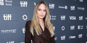 Momento impactante: soldados ucranianos atan a la guardia de Angelina Jolie para llevarla al frente mientras escolta a la estrella