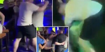 Momento impactante: un turista británico se pelea con un compañero de viaje después de que 'un hombre puso sus pies descalzos contra el reposacabezas'