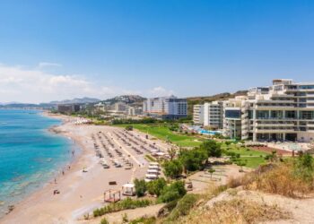 Niña de 3 años muere trágicamente semanas después de ser sacada de una piscina de vacaciones "donde su tío la había dejado desatendida durante 10 minutos"