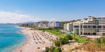 Niña de 3 años muere trágicamente semanas después de ser sacada de una piscina de vacaciones "donde su tío la había dejado desatendida durante 10 minutos"