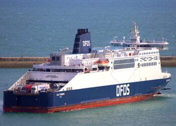 Ferry DFDS navegando cerca de Dover con un cielo azul claro y un mar en calma.