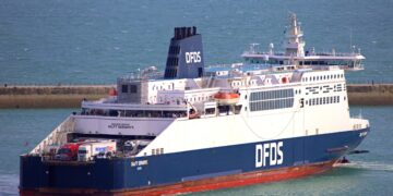 Ferry DFDS navegando cerca de Dover con un cielo azul claro y un mar en calma.