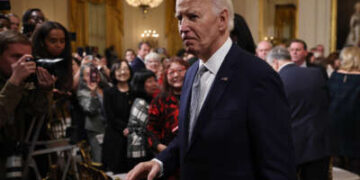 El presidente Joe Biden parte después de albergar la ceremonia de la Medalla Presidencial de los Ciudadanos en el Salón Este de la Casa Blanca el 2 de enero de 2025, en Washington, DC.