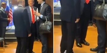 Nuevas e impactantes fotografías muestran a Putin apretando los puños "en agonía" mientras las venas abultadas en manos envejecidas provocan nuevos rumores de mala salud.