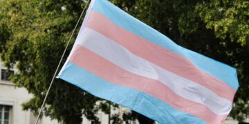 Nuevo estudio: La atención que afirma el género reduce drásticamente el riesgo de suicidio de los niños trans