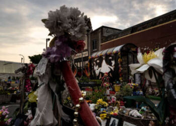 Una vista de George Floyd Square cuando sale el sol el 25 de mayo de 2023 en Minneapolis, Minnesota.