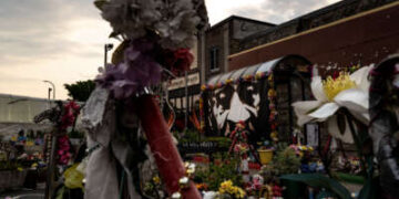 Una vista de George Floyd Square cuando sale el sol el 25 de mayo de 2023 en Minneapolis, Minnesota.