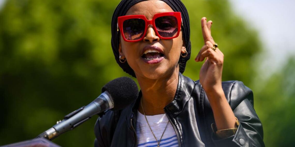 Omar critica a Abbott por no ser apto para el cargo en medio de su “vil” ola islamófoba