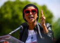 Omar critica a Abbott por no ser apto para el cargo en medio de su “vil” ola islamófoba