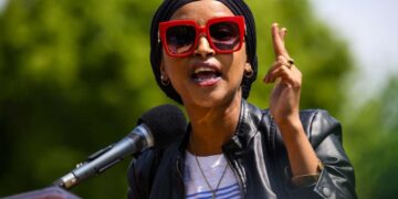 Omar critica a Abbott por no ser apto para el cargo en medio de su “vil” ola islamófoba