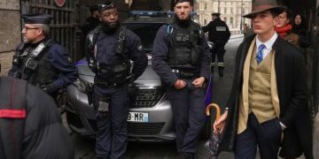 Otro error de seguridad del Louvre cuando unos bromistas cuelgan sus propias obras de arte falsas cerca de la Mona Lisa pocas semanas después del robo de joyas.