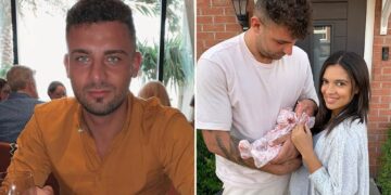 Un collage de imágenes que contiene 2 imágenes. La imagen 1 muestra a Ali Watson, un esquiador acuático, sentado en una mesa en un restaurante. La imagen 2 muestra a una pareja sosteniendo a su bebé recién nacido afuera de una casa de ladrillos.