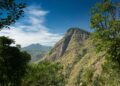 Un collage de imágenes que contiene 1 imágenes. La imagen 1 muestra la vista de Ella Rock desde el camino hacia Little Adam's Peak en Ella, Sri Lanka.