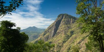 Un collage de imágenes que contiene 1 imágenes. La imagen 1 muestra la vista de Ella Rock desde el camino hacia Little Adam's Peak en Ella, Sri Lanka.