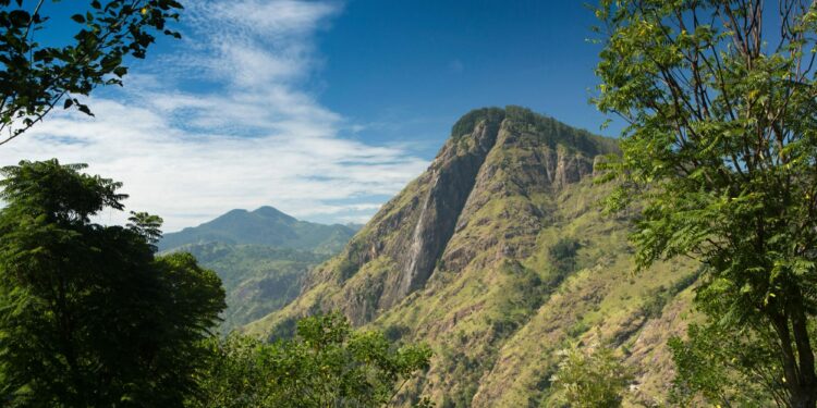 Un collage de imágenes que contiene 1 imágenes. La imagen 1 muestra la vista de Ella Rock desde el camino hacia Little Adam's Peak en Ella, Sri Lanka.