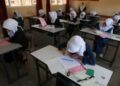Estudiantes palestinos de secundaria realizan sus exámenes finales en la ciudad de Gaza el 3 de junio de 2017.