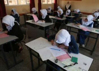 Estudiantes palestinos de secundaria realizan sus exámenes finales en la ciudad de Gaza el 3 de junio de 2017.