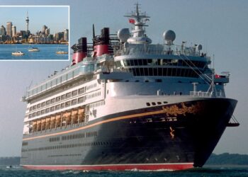 Un collage de imágenes que contiene 1 imagen. La imagen 1 muestra AJAXNETPHOTO. JULIO DE 1999. SOUTHAMPTON, INGLATERRA. - WONDER SHIP - EL NUEVO CRUCERO DISNEY WONDER FUERA CON DESTINO DESDE SOUTHAMPTON. ?FOTO:JONATHAN EASTLAND/AJAX. ?REF:0055_58