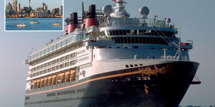Un collage de imágenes que contiene 1 imagen. La imagen 1 muestra AJAXNETPHOTO. JULIO DE 1999. SOUTHAMPTON, INGLATERRA. - WONDER SHIP - EL NUEVO CRUCERO DISNEY WONDER FUERA CON DESTINO DESDE SOUTHAMPTON. ?FOTO:JONATHAN EASTLAND/AJAX. ?REF:0055_58