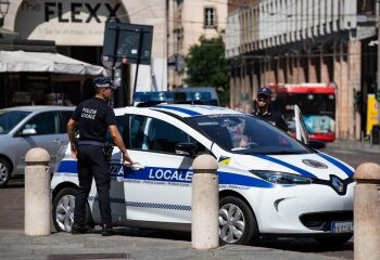 Paseadora de perros de 60 años, 'agredida sexualmente por un migrante' en el MISMO parque donde una adolescente 'fue violada en grupo delante de su pareja'
