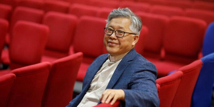 El pastor principal de la iglesia de Sión en Beijing, Jin Mingri, posa para fotografías en el salón de congregación de la iglesia protestante no oficial. "casa" Iglesia en Beijing el 28 de agosto de 2018. (Thomas Peter/Reuters)