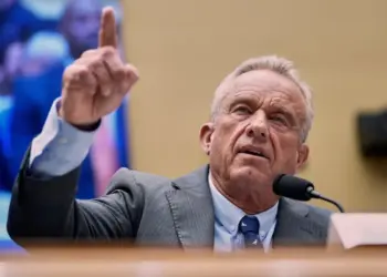 El secretario de Salud, Robert F. Kennedy Jr., testifica durante una audiencia del Comité de Energía y Comercio de la Cámara de Representantes en Washington el 24 de junio de 2025. (Mariam Zuhaib/Foto AP)