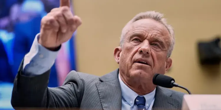 El secretario de Salud, Robert F. Kennedy Jr., testifica durante una audiencia del Comité de Energía y Comercio de la Cámara de Representantes en Washington el 24 de junio de 2025. (Mariam Zuhaib/Foto AP)