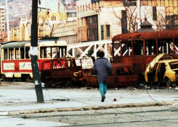 Repugnante mundo de safaris humanos donde los demonios 'pagan 80.000 libras esterlinas para matar niños' y los francotiradores de la zona de guerra entregan armas a los 'turistas oscuros'