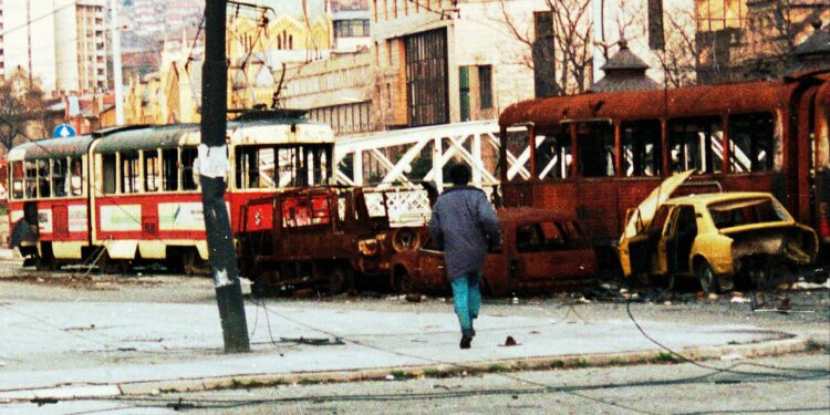 Repugnante mundo de safaris humanos donde los demonios 'pagan 80.000 libras esterlinas para matar niños' y los francotiradores de la zona de guerra entregan armas a los 'turistas oscuros'