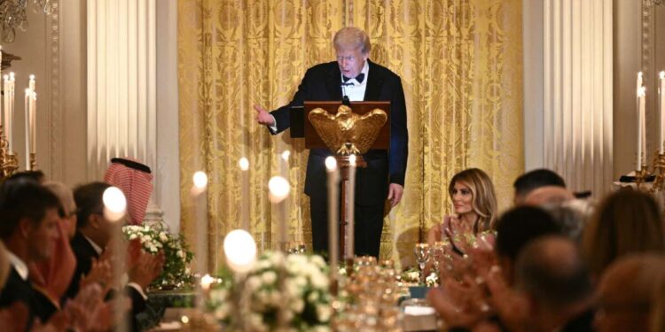 Ron Johnson dice que Estados Unidos “no puede permitirse” cheques de 2.000 dólares mientras Trump se da un festín con los multimillonarios