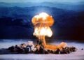 Un collage de imágenes que contiene 1 imágenes. La imagen 1 muestra la explosión de una bomba atómica en un paisaje desértico.