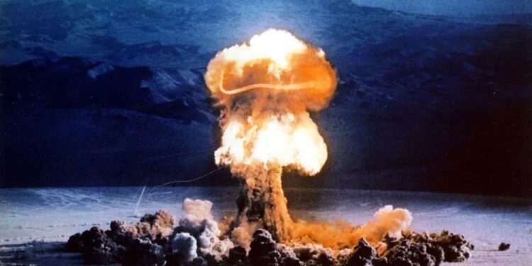 Un collage de imágenes que contiene 1 imágenes. La imagen 1 muestra la explosión de una bomba atómica en un paisaje desértico.