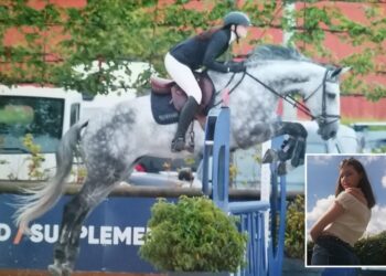 Un collage de imágenes que contiene 2 imágenes, la imagen 1 muestra a la saltadora, de 22 años, muere después de haber sido ¿pateada en la cabeza por un caballo¿, la imagen 2 muestra a Jill Mollen, la saltadora que murió trágicamente, posando para una fotografía bajo un cielo azul