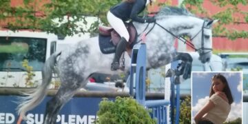 Un collage de imágenes que contiene 2 imágenes, la imagen 1 muestra a la saltadora, de 22 años, muere después de haber sido ¿pateada en la cabeza por un caballo¿, la imagen 2 muestra a Jill Mollen, la saltadora que murió trágicamente, posando para una fotografía bajo un cielo azul