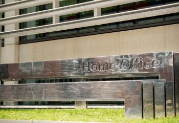 Salvé a una mujer embarazada que el mundo veía colgando de la ventana de Bataclan... ahora somos como hermanos, dice sobreviviente en su décimo aniversario