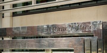 Salvé a una mujer embarazada que el mundo veía colgando de la ventana de Bataclan... ahora somos como hermanos, dice sobreviviente en su décimo aniversario